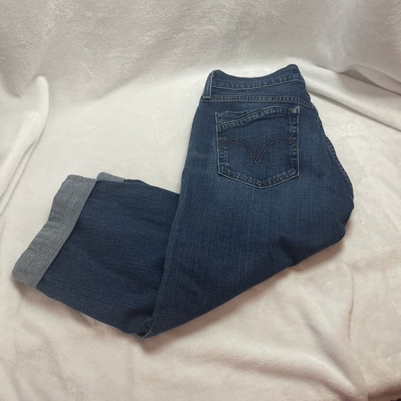 Womens Levi Size 8 denim capri 17” inseam - Picture 2 of 12